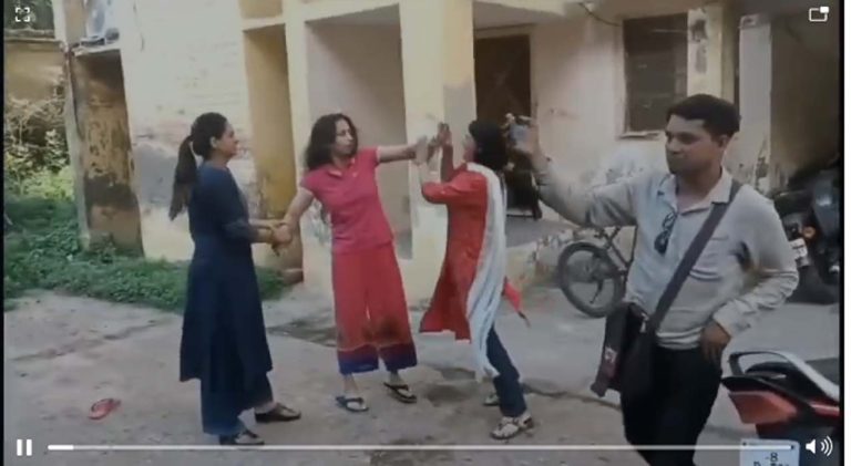 कमरे में प्रेमी संग पकड़ी गयी महिला इंस्पेक्टर, फिर दोनों की हुई जम कर कुटाई