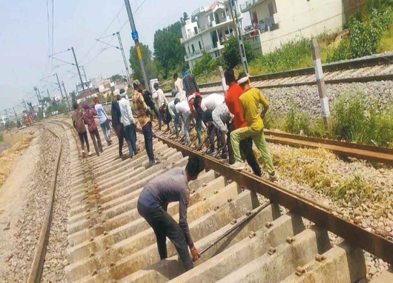 मुंबई लोकल ट्रेन सेवा के लिए बन रहे नए प्रोजेक्ट्स में देरी … ४५ प्रतिशत काम होने के बाद ऐरोली-कलवा खंड का प्रोजेक्ट पड़ा है बंद