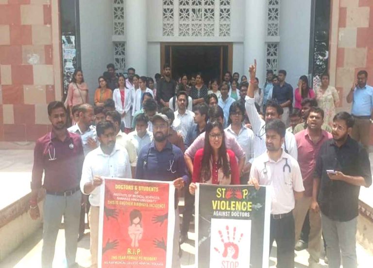 कोलकाता की घटना को लेकर बीएचयू के रेजिडेंट डॉक्टर हड़ताल पर, चरमराई चिकित्सकीय सेवा