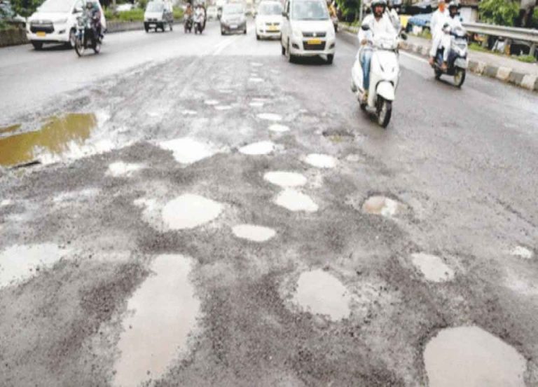 गड्ढों वाली सड़कों पर कैसे होगा बाप्पा का आगमन? … विरोध के बाद चेती वीवीएमसी!