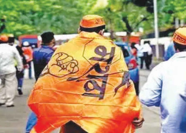 असंवैधानिक मुख्यमंत्री के काफिले को मराठा समाज के लोगों ने दिखाए काले झंडे … किया जोरदार प्रदर्शन