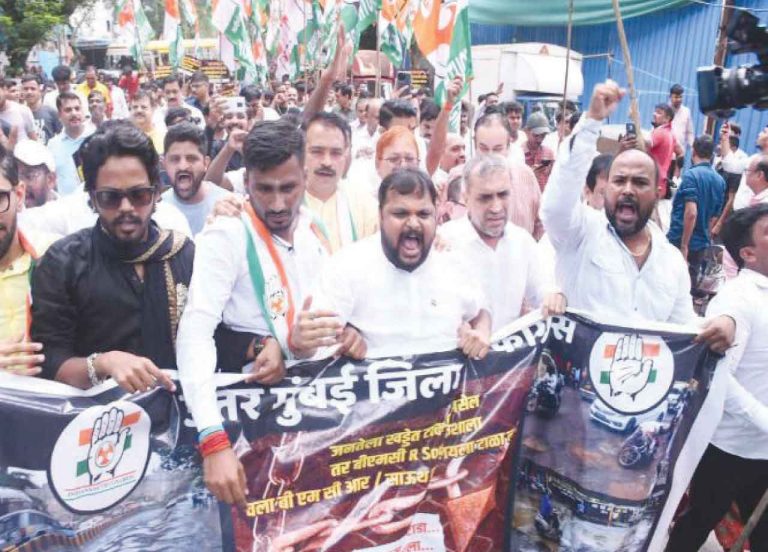 गड्ढों के विरोध में मुंबई यूथ कांग्रेस का ‘लाडला गड्ढा योजना’ मनपा में तालाबंदी आंदोलन … सरकार और मनपा कमीशनखोर – अखिलेश यादव
