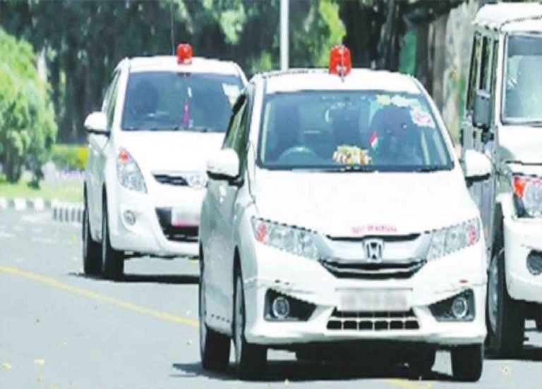 पूजा खेडेकर मामले के बाद एक्शन मोड में पुलिस : अधिकारियों की गाड़ियों पर लगी बत्ती गुल …मंत्रालय से हो गई शुरुआत पूरे महाराष्ट्र में होगी कार्रवाई