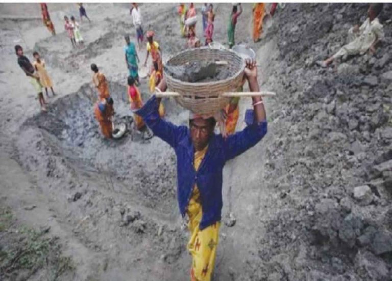 मनरेगा पर भी मोदी सरकार की टेढ़ी नजर …५ साल में ४.४३ करोड़ से ज्यादा ‘जॉब कार्ड’ कैंसिल
