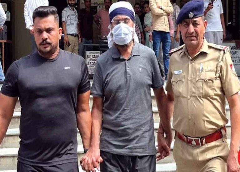 दामाद को मारी गोली …चंडीगढ़ कोर्ट में आईआरएस अफसर की हत्या