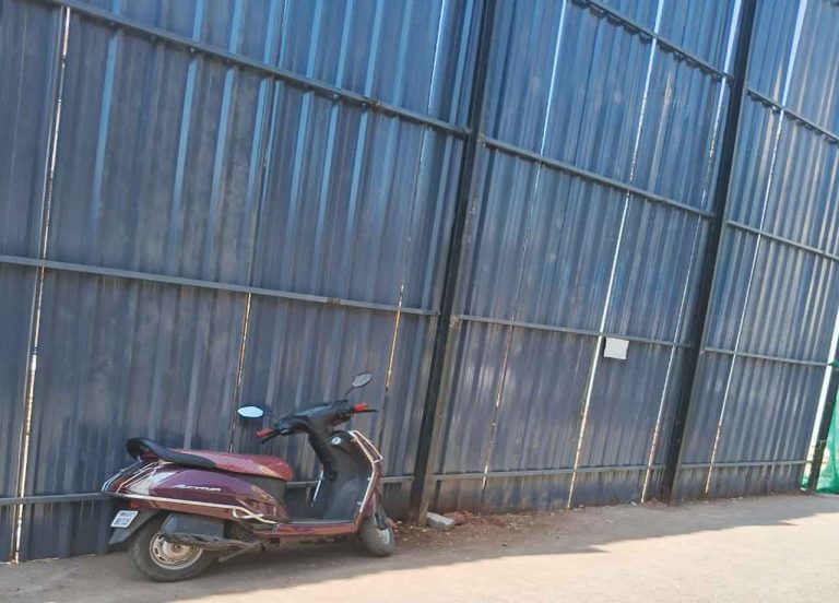 घाटकोपर में ४ फीट सीसी रोड पर किया कब्जा …अतिक्रमण की वजह से हो रहा है ट्रैफिक जाम