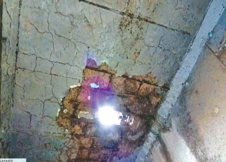 शहाड पुल पर बना बड़ा गड्ढा! … यातायात बाधित, भारी वाहनों पर रोक