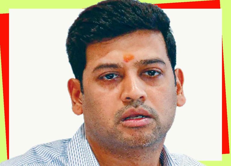 बाप की उम्र के लोगों का इंटरव्यू ले रहे है श्रीकांत शिंदे …शिंदे गुट के वरिष्ठों में आक्रोश, आज भी हो सकती है बगावत