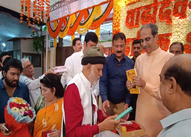 ‘मातोश्री’ पर ‘एकलव्य’ पुस्तक का विमोचन 