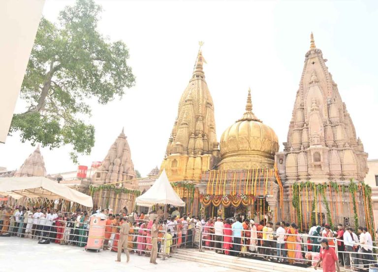 सावन के चौथे सोमवार को भी श्री काशी विश्वनाथ के दरबार में भक्तों का उमड़ा हुजूम