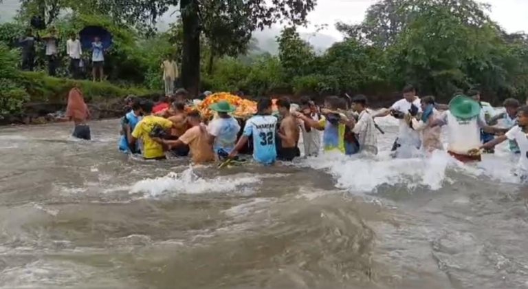 आदिवासियों की जिंदगी से खिलवाड़…उफनती नदी से शव ले जाने को मजबूर!.. वर्षों से प्रस्तावित पुल के निर्माण का इंतजार