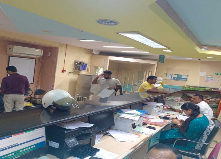भ्रष्ट अधिकारी की गिरफ्तारी के बाद मुख्यालय का जन्म-मृत्यु केंद्र पंगु…जनता हो रही बेहाल