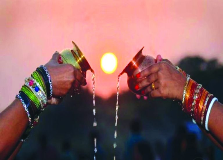 जीवन दर्पण : सूर्य को अर्घ्य चढ़ाएं… सुखमय होगा वैवाहिक जीवन