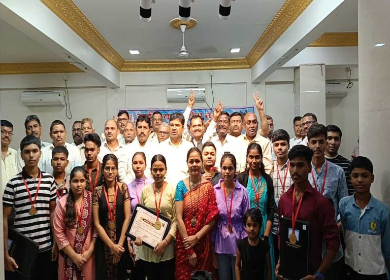 `राष्ट्रीय राजभर सेवा’ की तरफ से 10वीं व 12वीं के विद्यार्थियों को किया गया सम्मानित