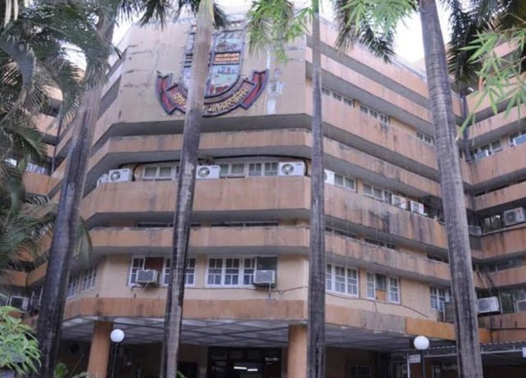 रिश्वत लेने के आरोप में मुख्य चिकित्सा स्वास्थ्य अधिकारी गिरफ्तार