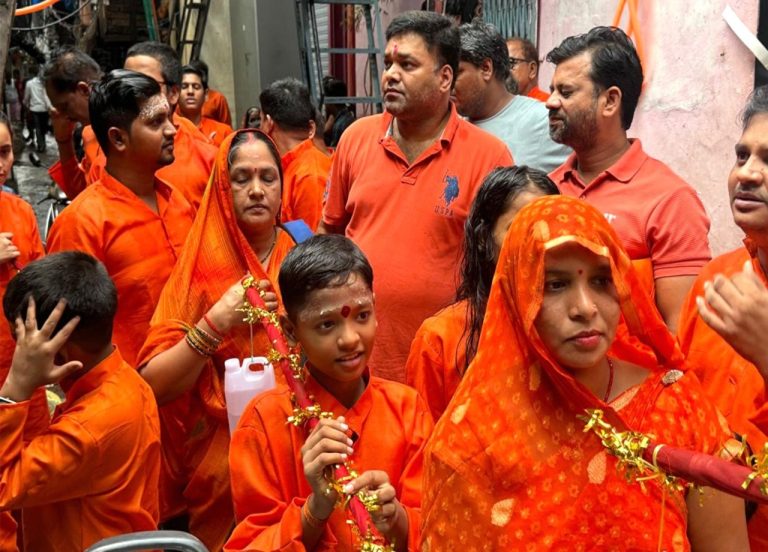 बोल बम और हर हर महादेव के नारों से गूंजा संगमनगर