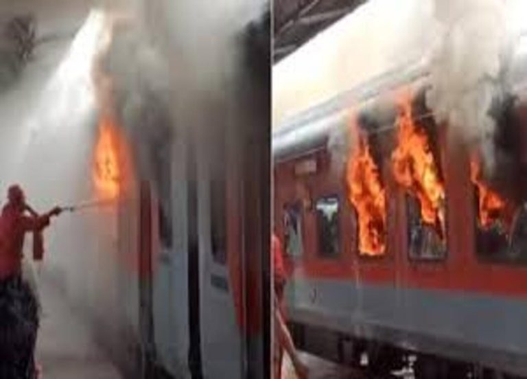 अब खड़ी ट्रेन में लगी आग