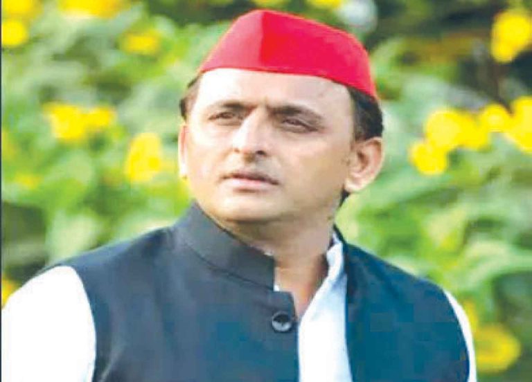 उत्तर प्रदेश से : बुलडोजर की जगह कैंची लेकर क्यों गए