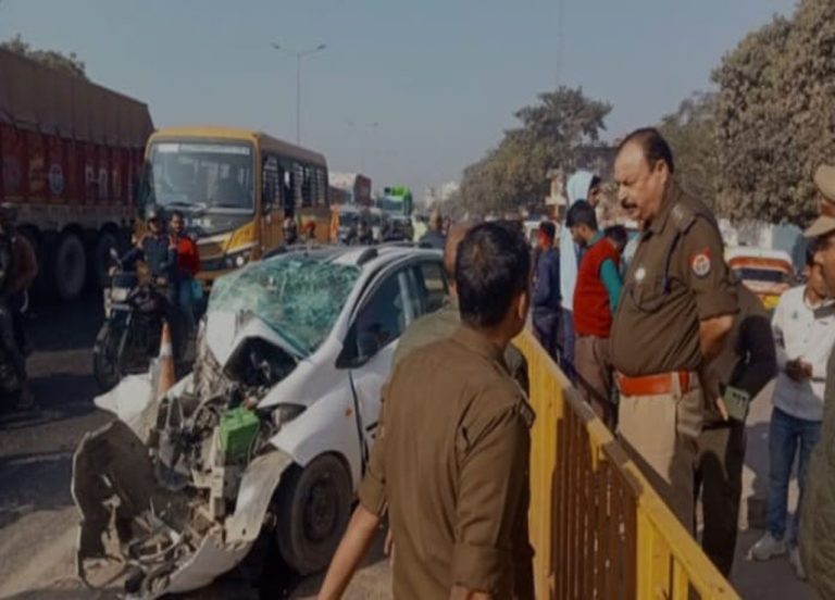 महाकुंभ स्नान कर वाराणसी आते समय हाईवे पर खड़ी बस में पीछे से घुसी कार…दो की मौत…तीन घायल