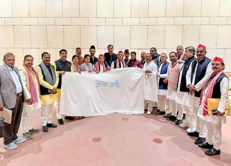 चुनाव आयोग मर गया है…सफेद कपड़ा भेंट करना होगा-अखिलेश यादव