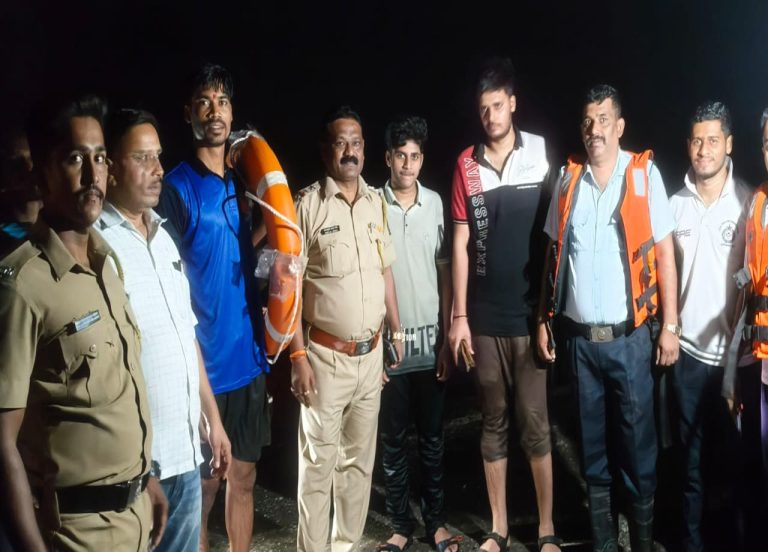 समुद्र में फंसे दो युवकों को लाइफगार्ड और दमकलकर्मियों ने सुरक्षित बचाया