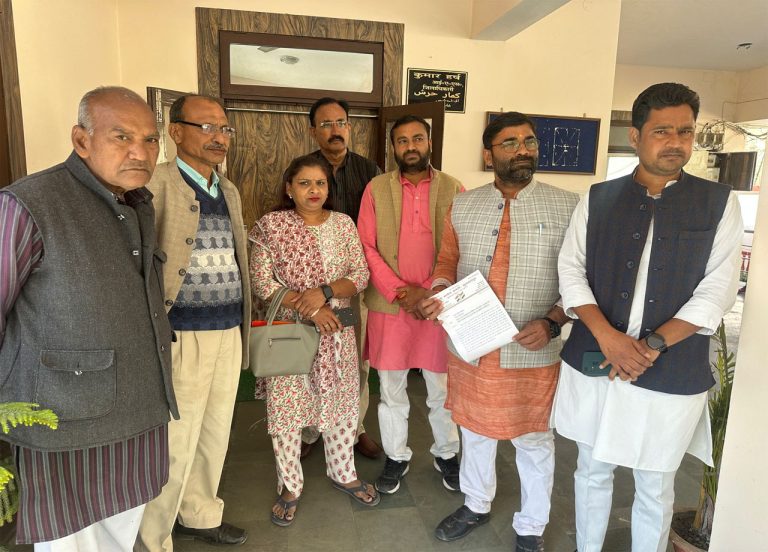 कांग्रेस का आरोप…जाम में फंसे श्रद्धालुओं से थानेदार ने किया अभद्र व्यवहार!…डीएम को ज्ञापन…निलंबन की मांग…प्रदर्शन की चेतावनी