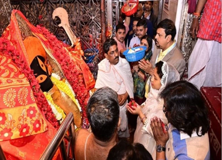 कल्पना के साथ हेमंत सोरेन ने कोलकाता में कालीघाट में काली मां के दर पर मत्था टेका