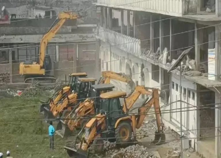 कुशीनगर में 26 साल पुरानी मदनी मस्जिद पर चला बुल्डोजर!