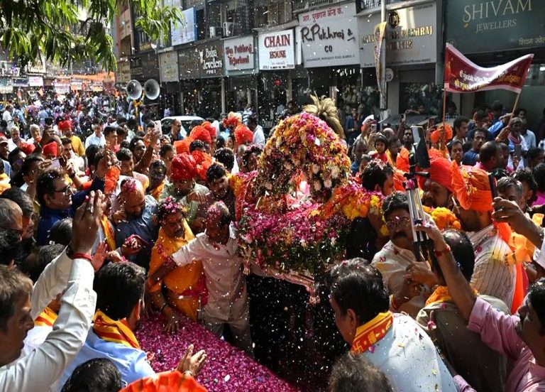 मुंबादेवी की शोभायात्रा में उमड़ी भक्तों की भारी भीड़!