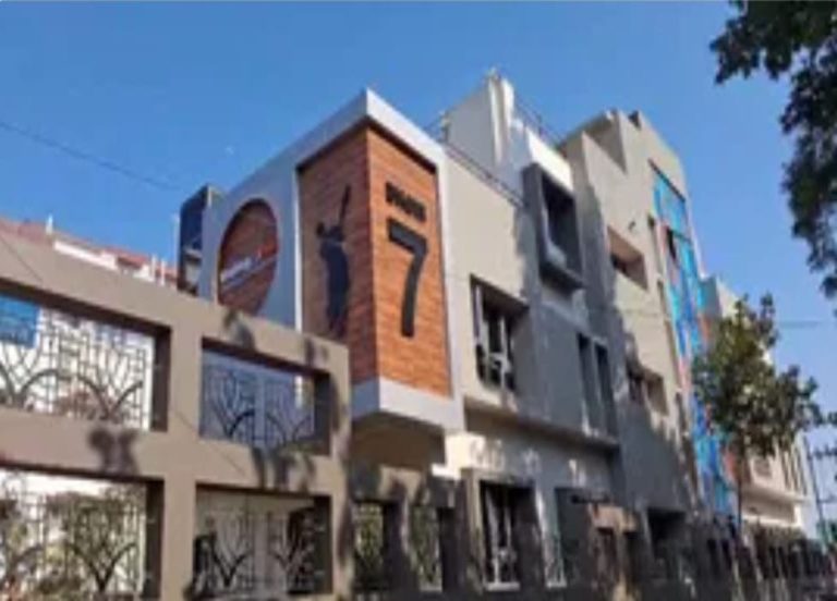 अब महेंद्र सिंह धोनी के घर पर दिखेगा हेलिकॉप्टर शॉट और उनका लकी नंबर सात