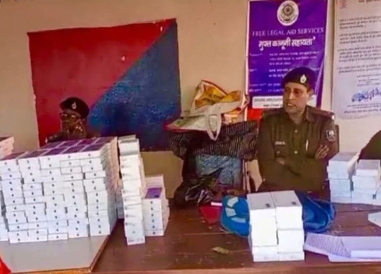 आंध्र प्रदेश से पड़ोसी देश नेपाल भेजे जा रहे ढाई लाख रुपए कीमत के एक एप्पल मोबाइल दो सौ से अधिक की संख्या में बिहार में जब्त