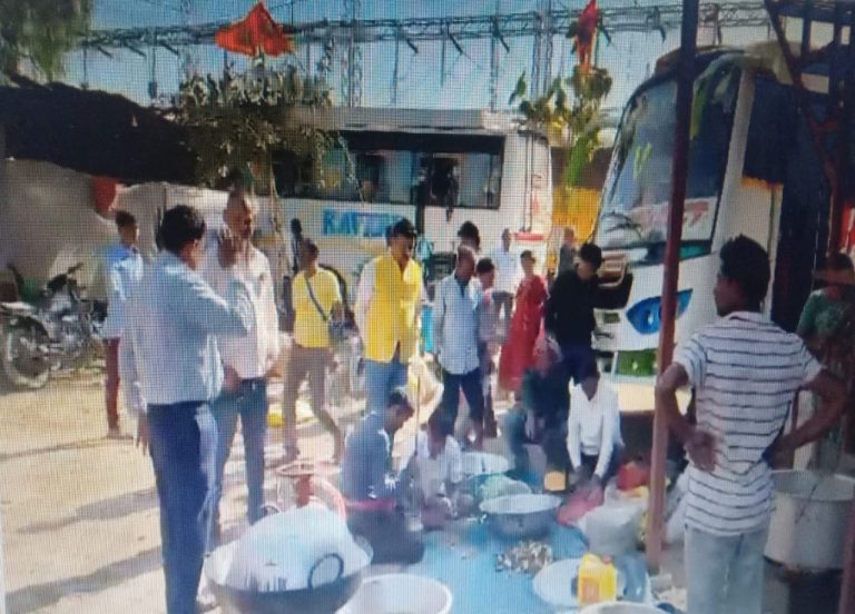 कुशनगरी में महाकुंभ श्रद्धालुओं का खूब सेवा-सत्कार…ट्रैफिक जाम में घंटों फंसे श्रद्धालुओं को मिल रहा सुकून