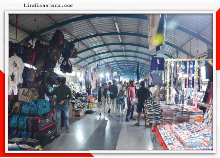 रेलवे स्टेशनों पर फेरीवालों का आतंक! … हाई कोर्ट के नियमों की धज्जियां उड़ा रहे फेरीवाले