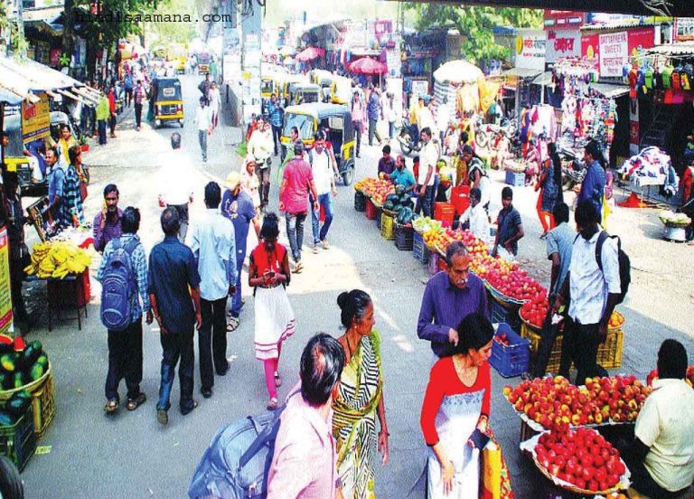 ठाणे में २० हजार अवैध फेरीवालों का बसेरा! …फुटपाथ पर चलना हुआ मुश्किल