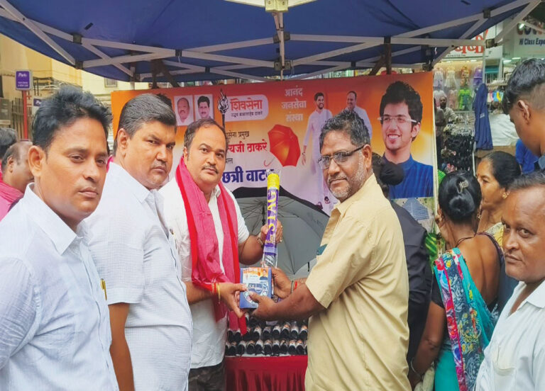 आदित्य ठाकरे के जन्मदिन पर आनंद दुबे ने वितरित की ५०० छतरी