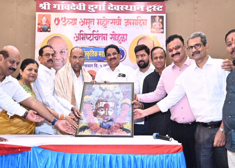 सम्मानित किए गए गांव देवी दुर्गा मंदिर के ट्रस्टी