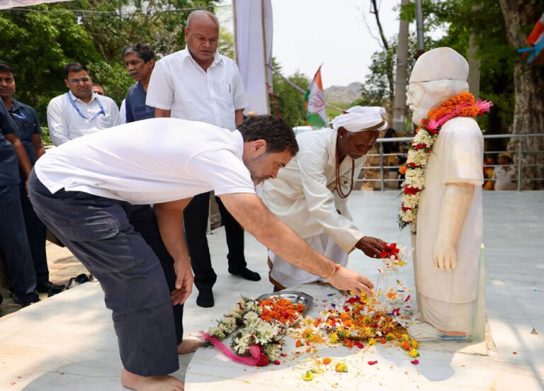 राहुल गांधी ने पार्वत पुरुष दशरथ मांझी की प्रतिमा पर उनके परिवार संग किया माल्यार्पण