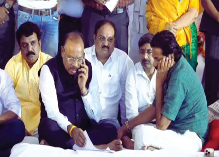 बच्चू कडू ने समाप्त किया अनशन… भाजपा-शिंदे गुट में श्रेय लेने की होड़!
