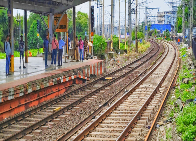 मुंब्रा स्टेशन के मोड़ पर हवा के झोंके में उड़े १३ लोकल यात्री!..४ की गई जान, ९ घायल