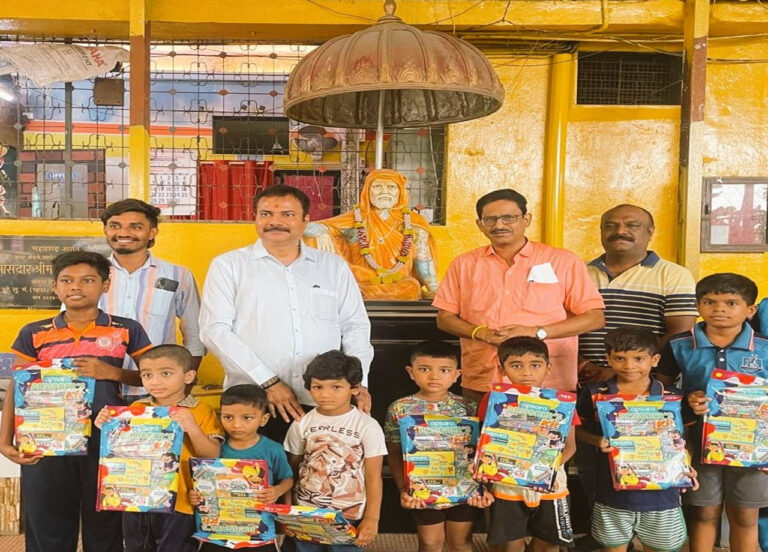 योगी आदित्यनाथ के जन्मदिन पर मुंबई शहर के कुर्ला-पश्चिम में उपहार वितरण कार्यक्रम