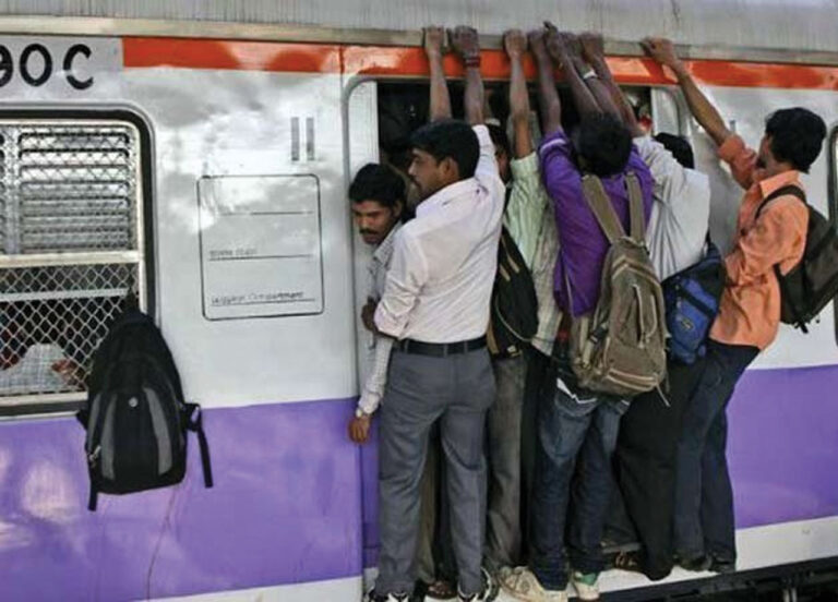 मुंब्रा हादसे के बाद लोकल के बंद दरवाजे पर छिड़ी ‘जंग’!