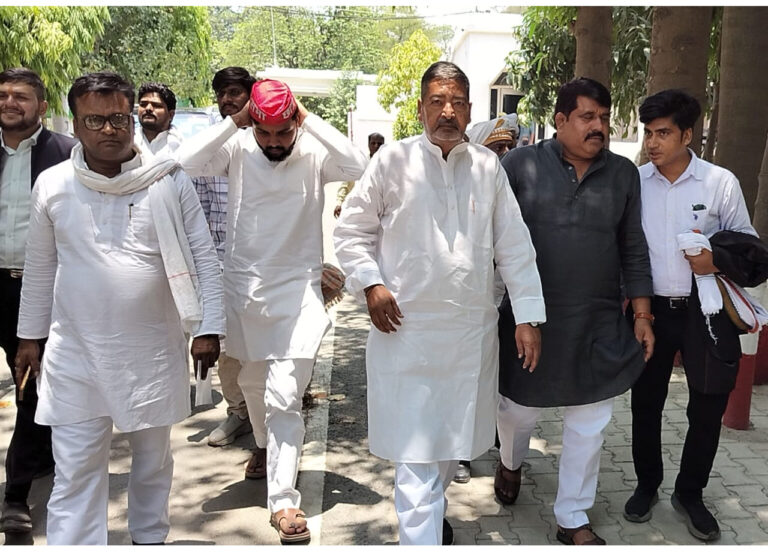 विद्यापीठ के धरनारत छात्रों के समर्थन में आगे आए सपा सांसद बीरेंद्र सिंह…धरनारत छात्रों की गिरफ्तारी पर जताई नाराजगी…पुलिस आयुक्त वाराणसी से मिले