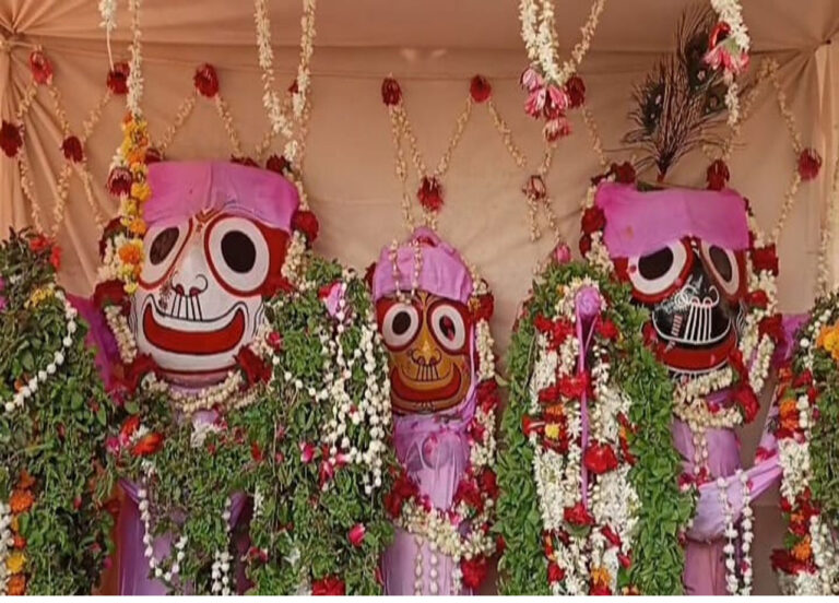 जेष्ठ मास की पूर्णिमा पर भक्तों ने किया भगवान जगन्नाथ का जलाभिषेक…अत्यधिक स्नान कराने से भगवान हुए बीमार…एक पखवाड़े तक काढ़े का लगेगा भोग