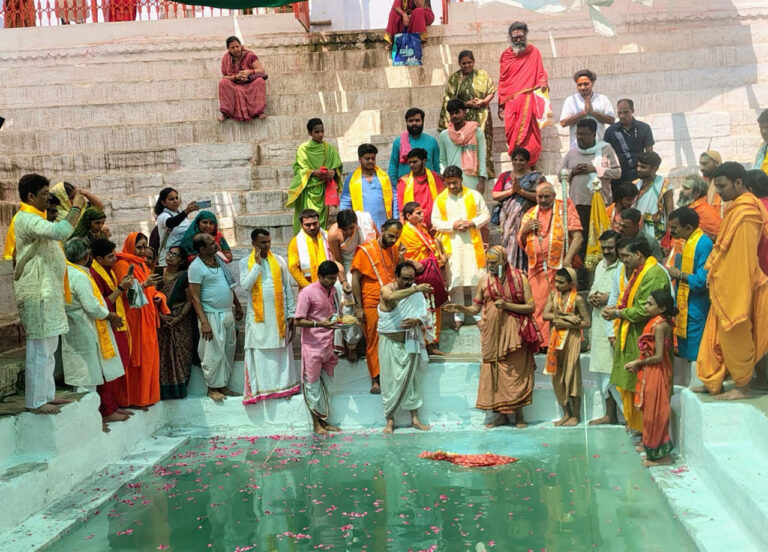 शंकराचार्य ने विष्णु चरण पादुका का किया पूजन…श्री विष्णु चरण पादुका मणिकर्णिका तीर्थ सेवा समिति का होगा गठन