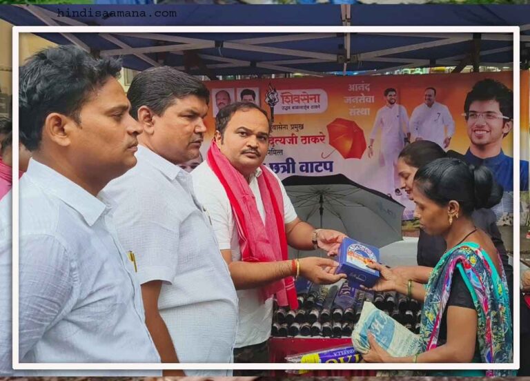 आदित्य ठाकरे के जन्मदिन पर आनंद दुबे द्वारा 500 जरूरतमंदों को छतरी वितरित