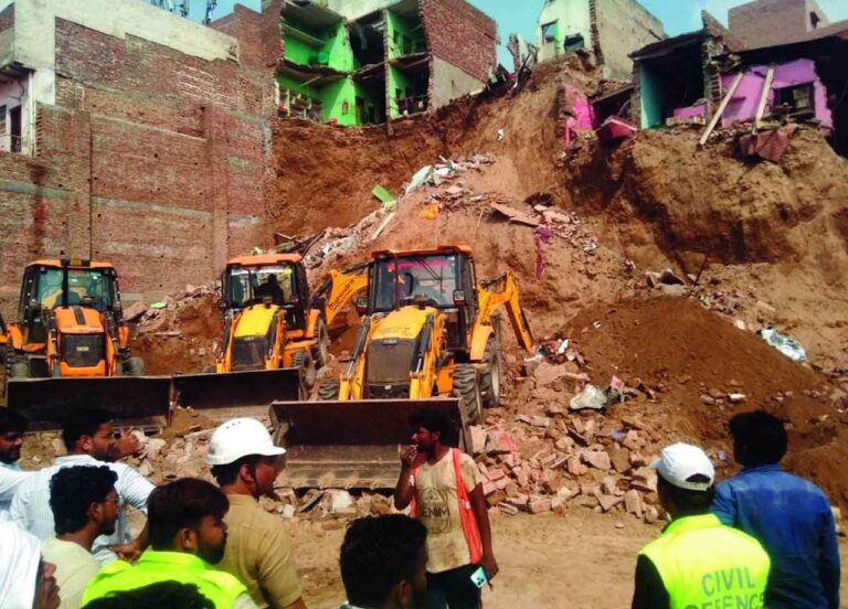 टीला ढहने से आधा दर्जन मकान जमींदोज, दो बालिकाओं सहित तीन की मौत