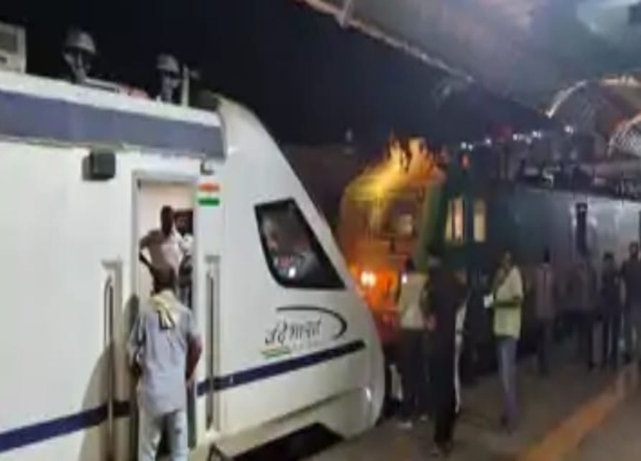 वंदे भारत एक्सप्रेस का इंजन हुआ फेल... मालगाड़ी के सहारे पटना पहुंची ट्रेन...यात्री हुए हलाकान